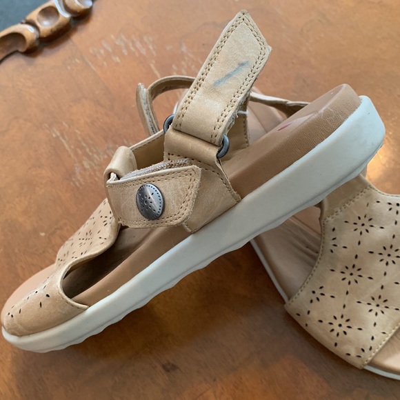 Sandal - 5.5M has a mark on strap, 9.5M, 9M, 7W - Picture 5 of 12